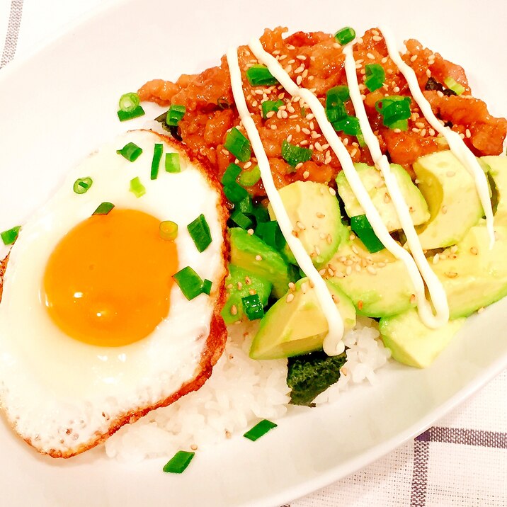 おいし〜い♪簡単*アボカドと豚こま肉のカフェ風丼